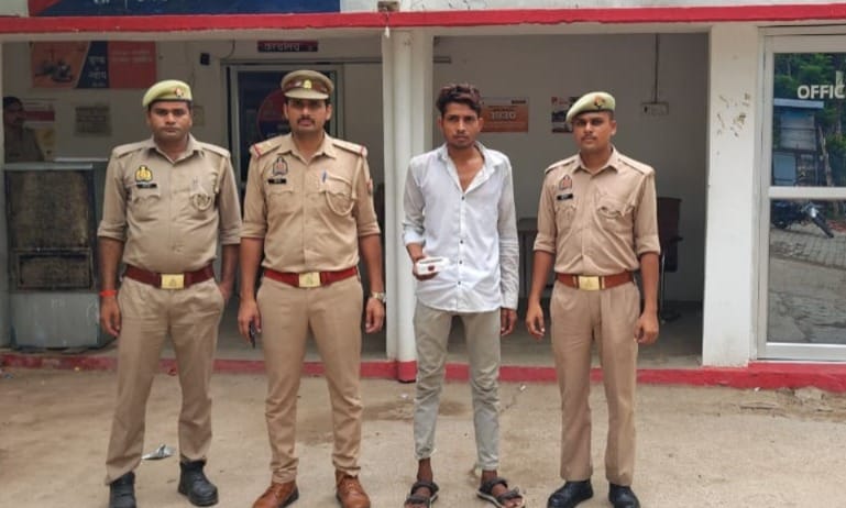 फोटो - 06 पुलिस गिरफ्त में आरोपी। संवाद
