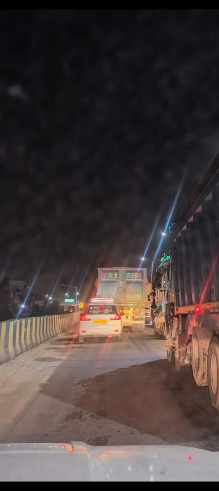फोटो - 07 कालपी रोड पर लगा भीषण जाम। संवाद