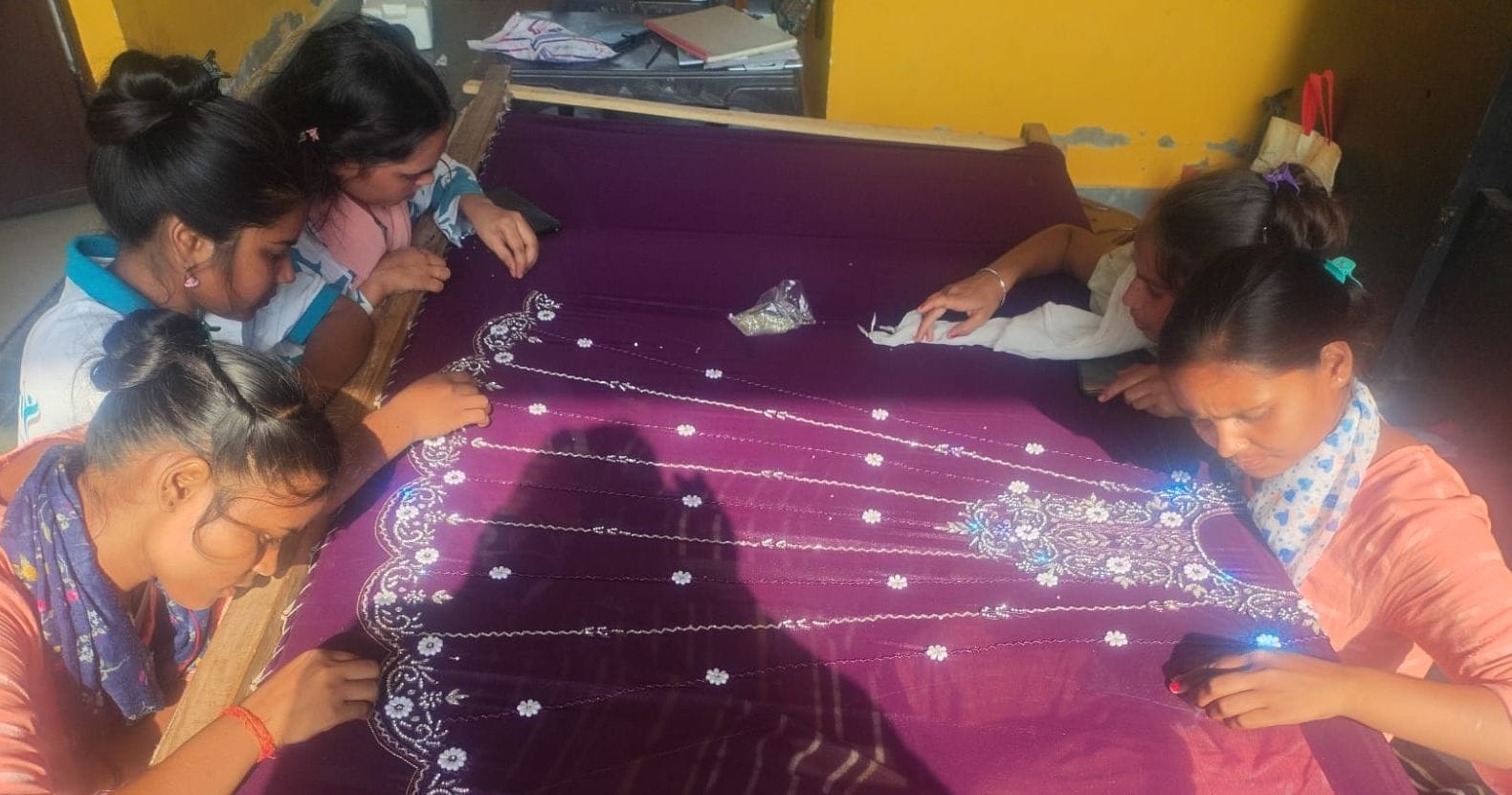 फोटो-1-मियागंज के कॉमन फैसिलिटी सेंटर में कढ़ाई का प्रशिक्षण लेती युवतियां। संवाद