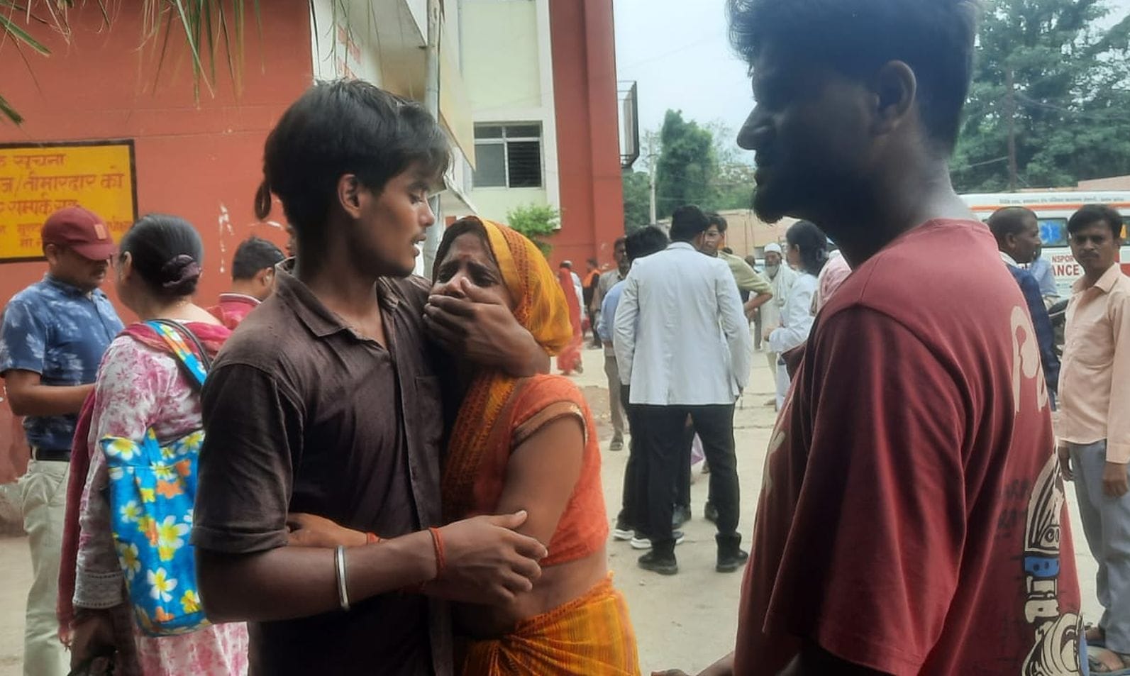 फोटो- 11- इमरजेंसी के बाहर रोते बिलखते मृतक बिटाना के परिजन। संवाद