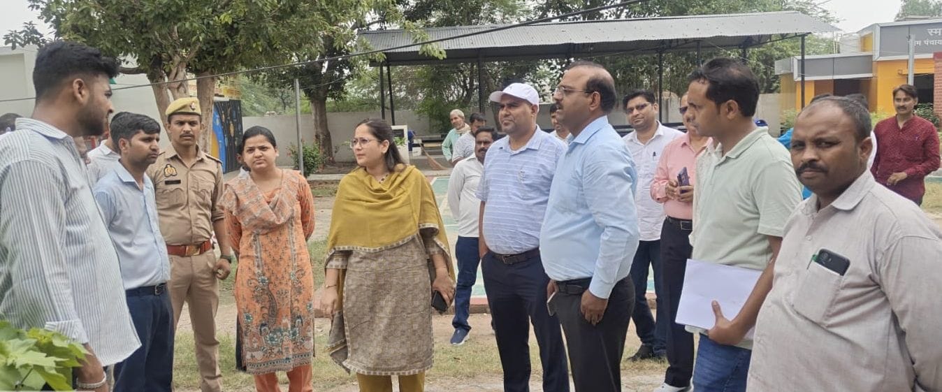फोटो 13: भिठारी में निरीक्षण के दौरान अध्यापक, संस्था के प्रतिनिधियों से जानकारी लेतीं सीडीओ 