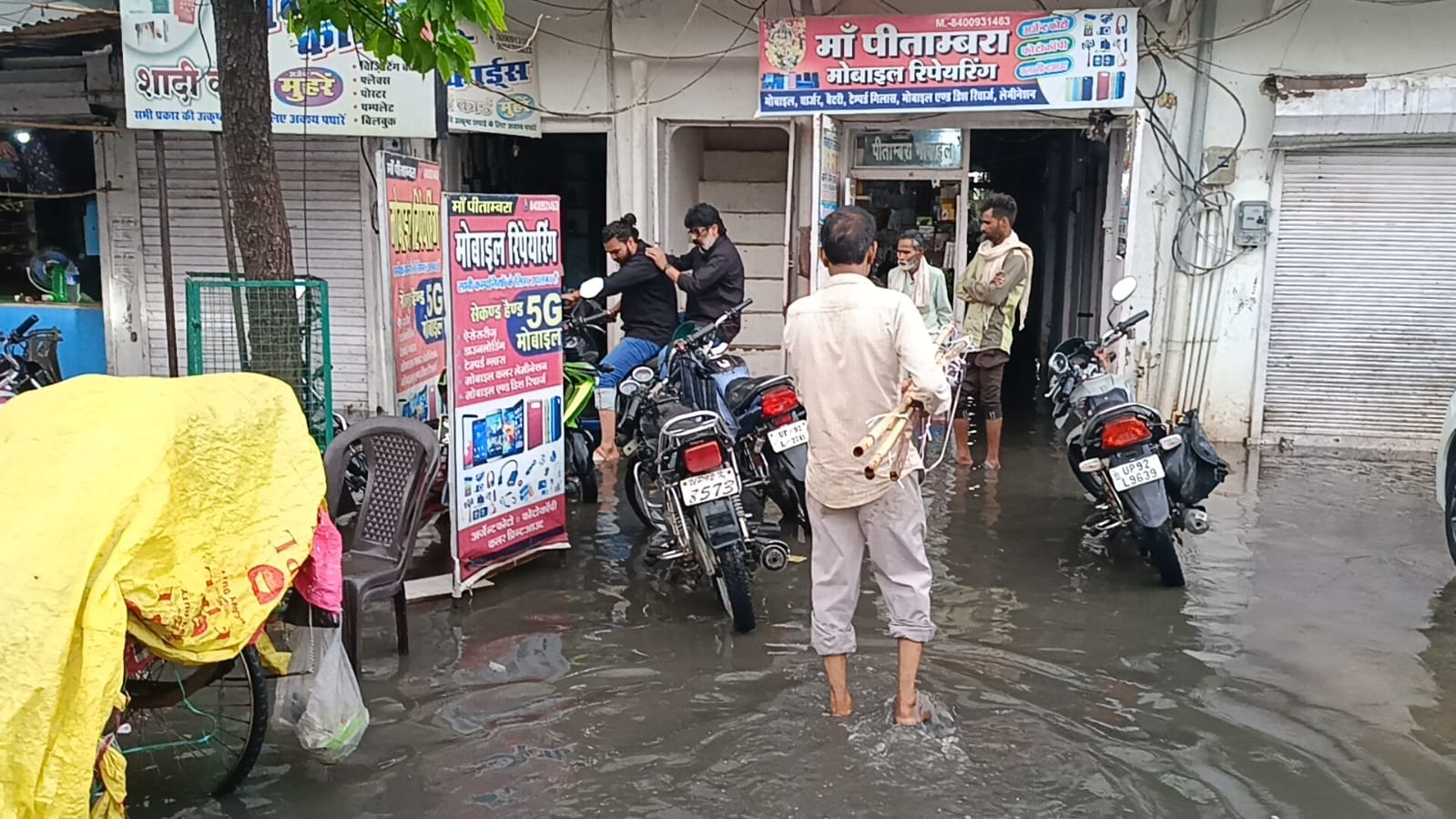 फोटो - 25 नगर पालिकाध्यक्ष गिरजा चौधरी के घर के सामने भरा पानी। संवाद