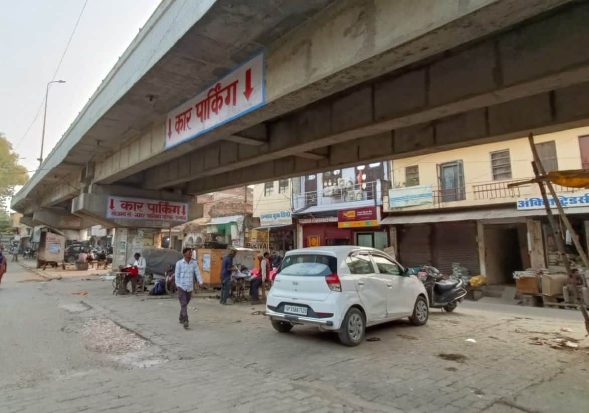 फोटो-28- खाली पड़ी कचहरी पुल के नीचे बनाई गई वाहन पार्किंग। संवाद