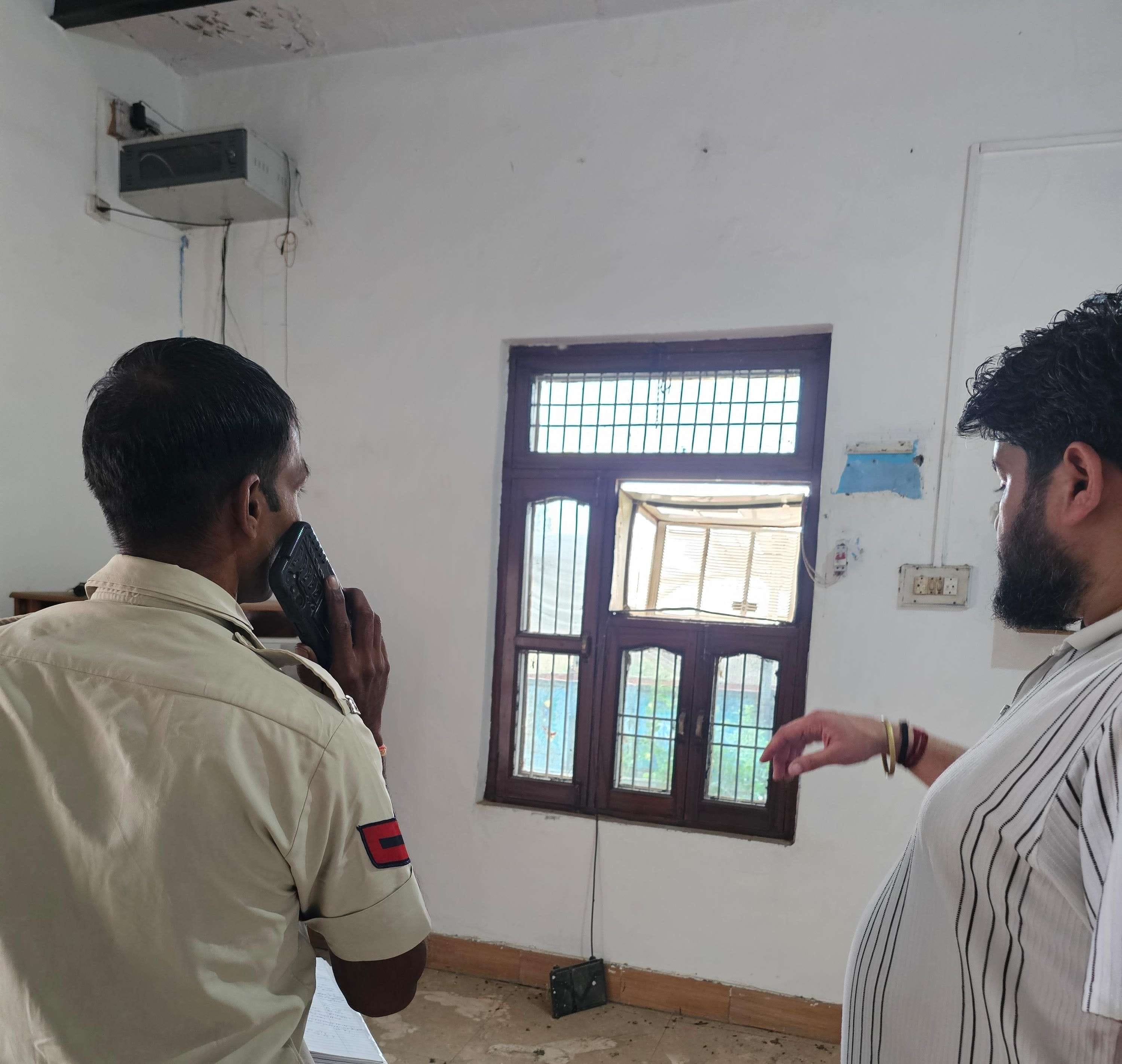 -फोटो 53 : किसान कांग्रेस के जिलाध्यक्ष दीपक देशवाल व मौजूद पुलिसकर्मी। स्रोत पाठक