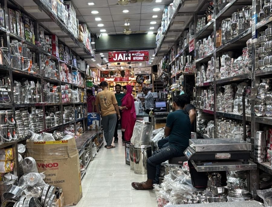-फोटो 54 : रेलवे रोड पर स्थित बर्तन की दुकान व मौजूद ग्राहक। संवाद