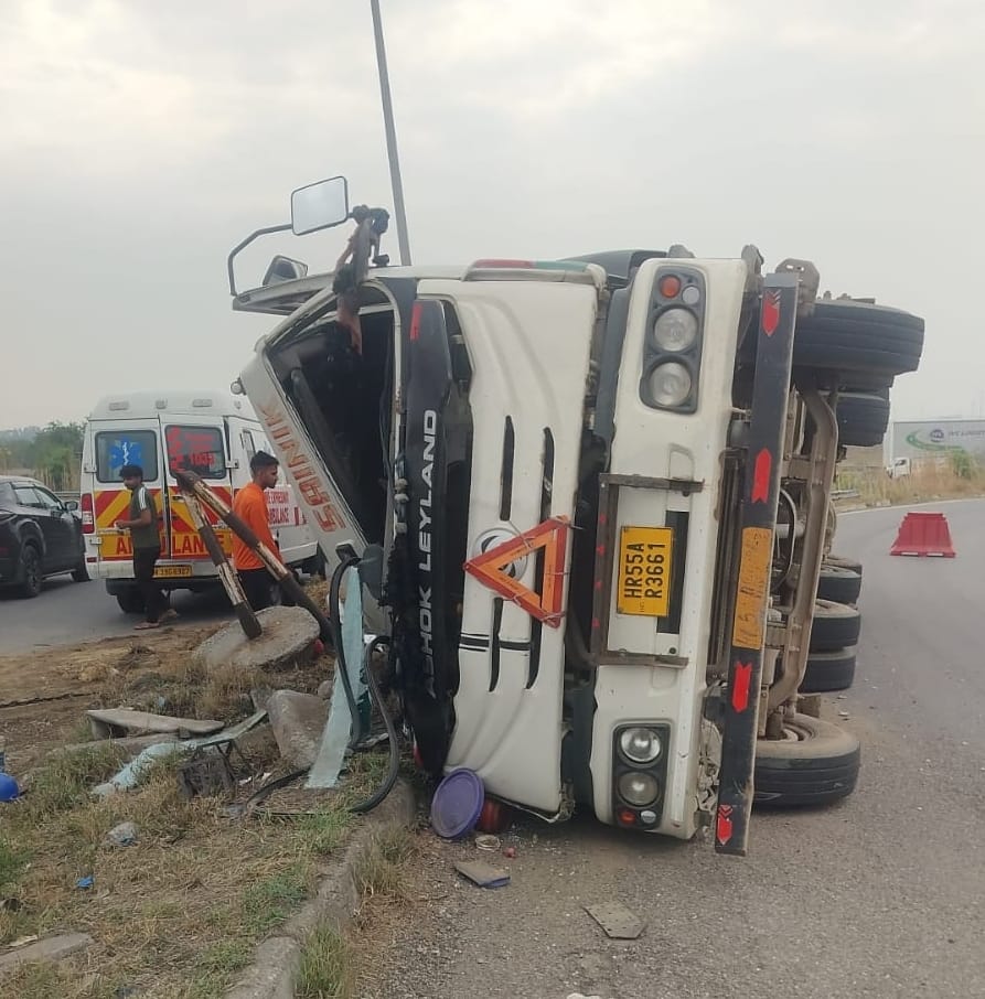 Truck overturns on KMP Expressway; driver dies.