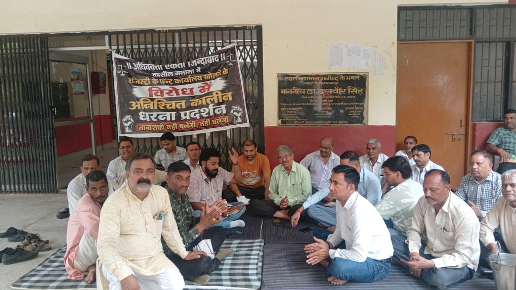 Lawyers formed a human chain and recited the Hanuman Chalisa during their strike
