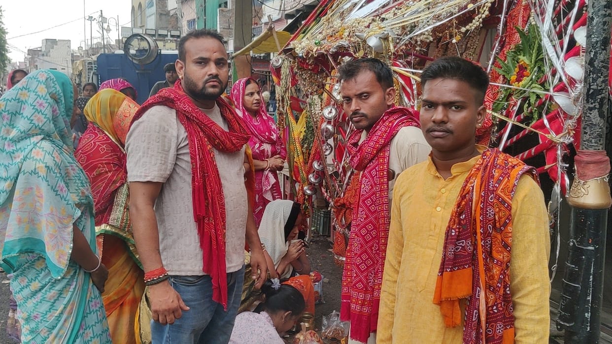 The Sheetla Mata Hindola procession was taken out.