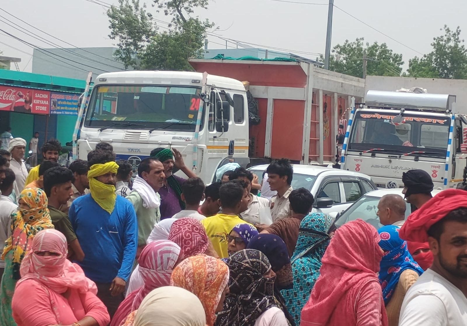गांव बामला में ग्रामीणों द्वारा लगाया दिल्ली-पिलानी नेशनल हाईवे पर जाम 