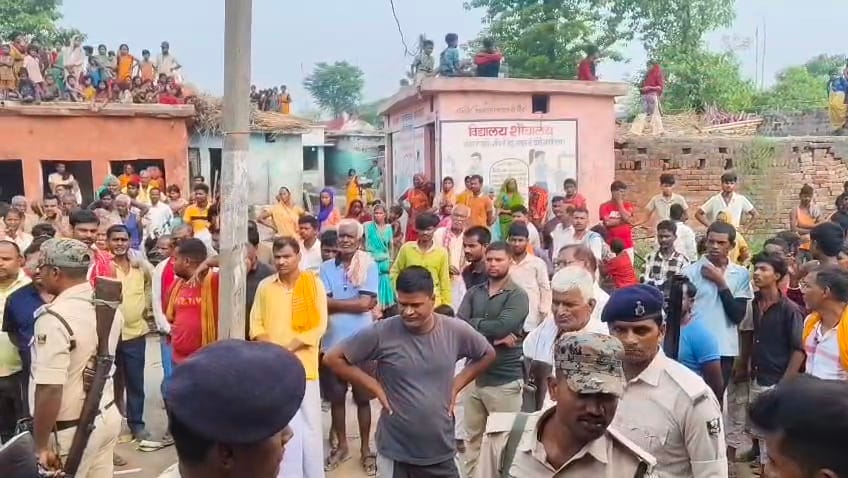 घटनास्थल पर जुटी लोगों की भीड़