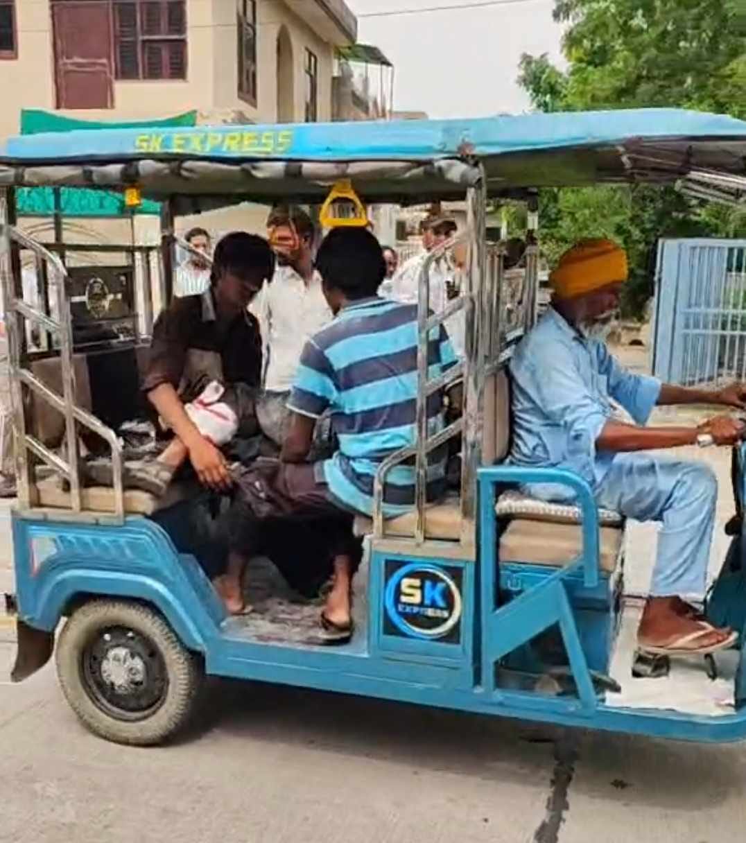 3 young men injured in attack, taken to hospital in e-rickshaw when ambulance didn't arrive
