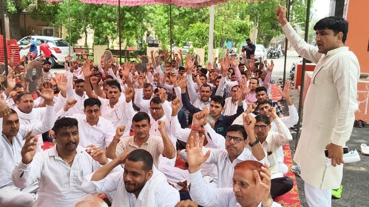 Electricity employees staged a protest against privatization.