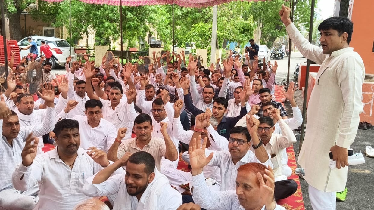 Electricity employees staged a protest against privatization.