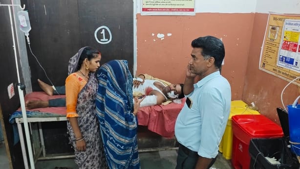 जिला अस्पताल में भर्ती घायल शिवलाल का इलाज कराते परिजन। संवाद