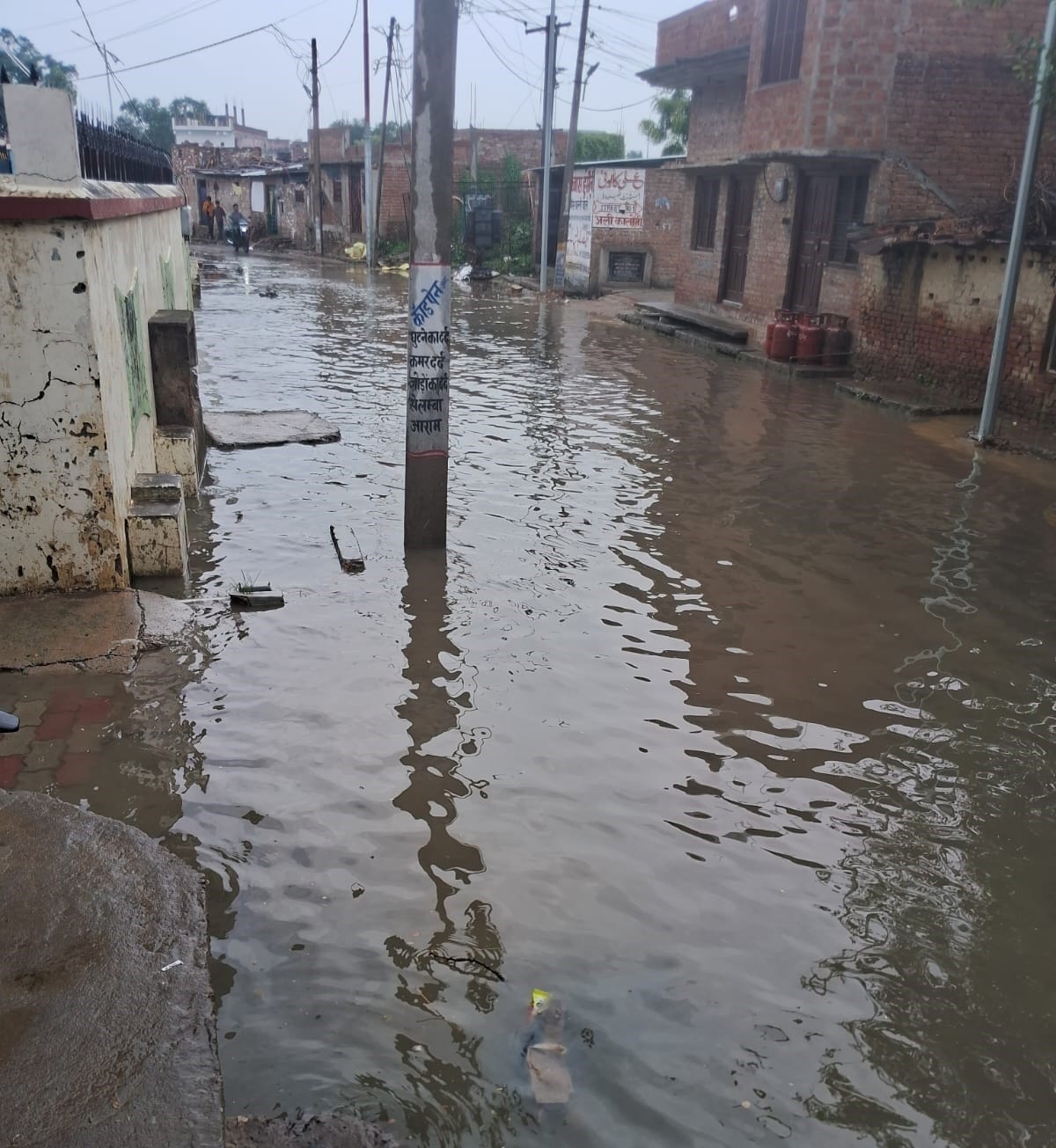 जलालपुर नगर पालिका के जाफराबाद उस्मानपुर वार्ड में बरसात होने पर सड़क पर हुआ जल भराव। संवाद