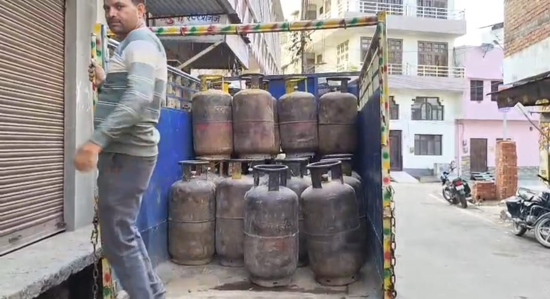 Supply Department raids Jainnagar; 86 gas cylinders and a refilling machine seized.