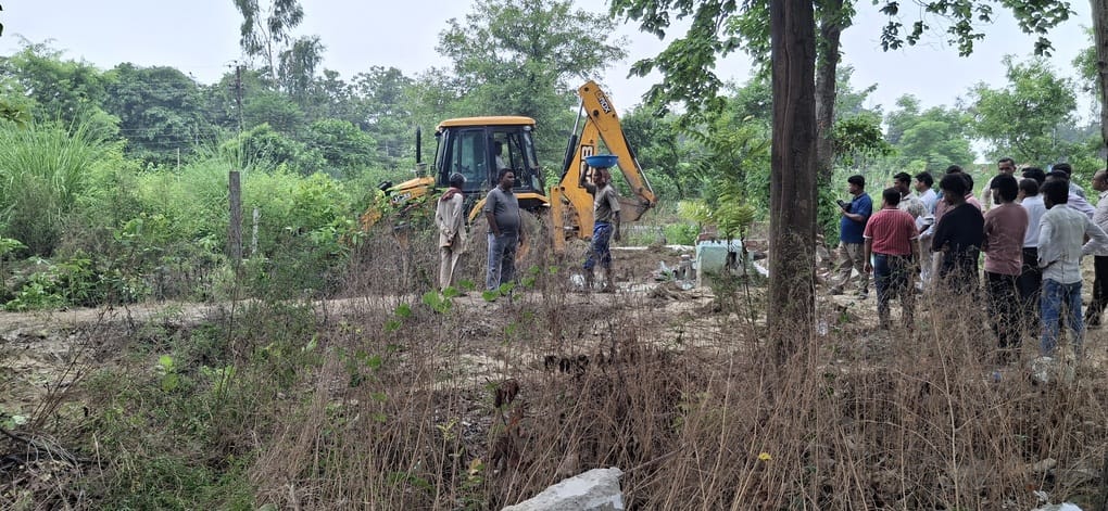 The administration demolished the boundary wall on the disputed land and erected a pillar in favor of Shri Krishna Gaushala.