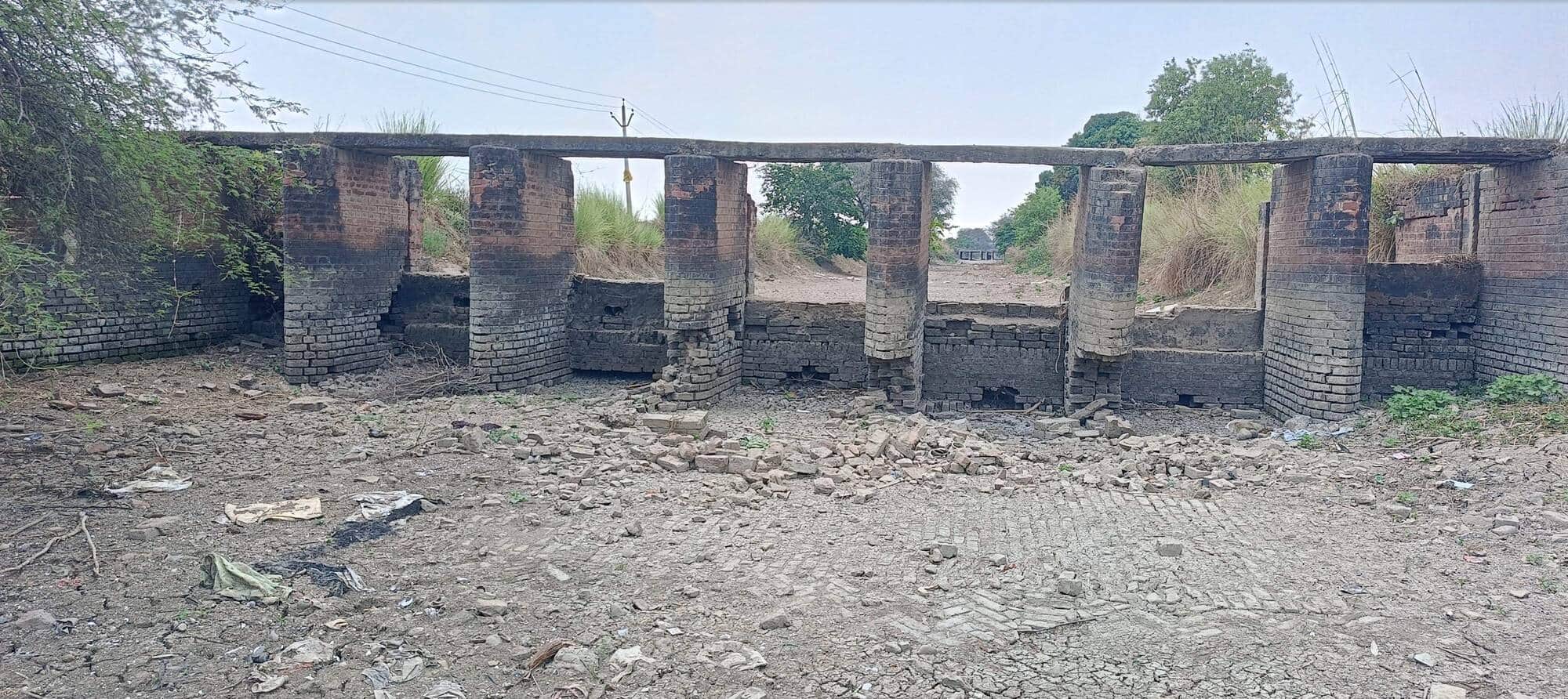 कंदवा में अमड़ा बड़ी नहर में जर्जर छलका। संवाद