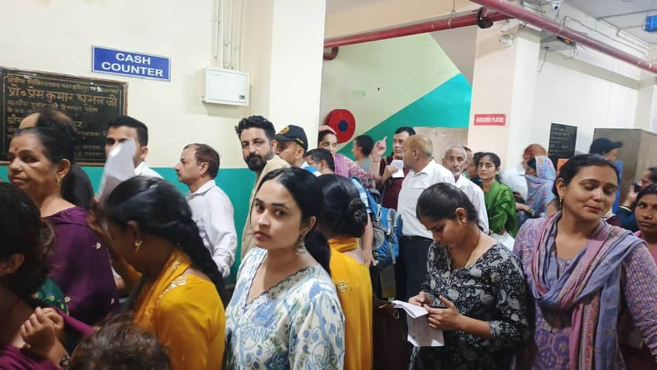 मेडिकल कॉलेज हमीरपुर में विभिन्न जांच के लिए बिल कटवाने के लिए कतारों में मरीज। संवाद