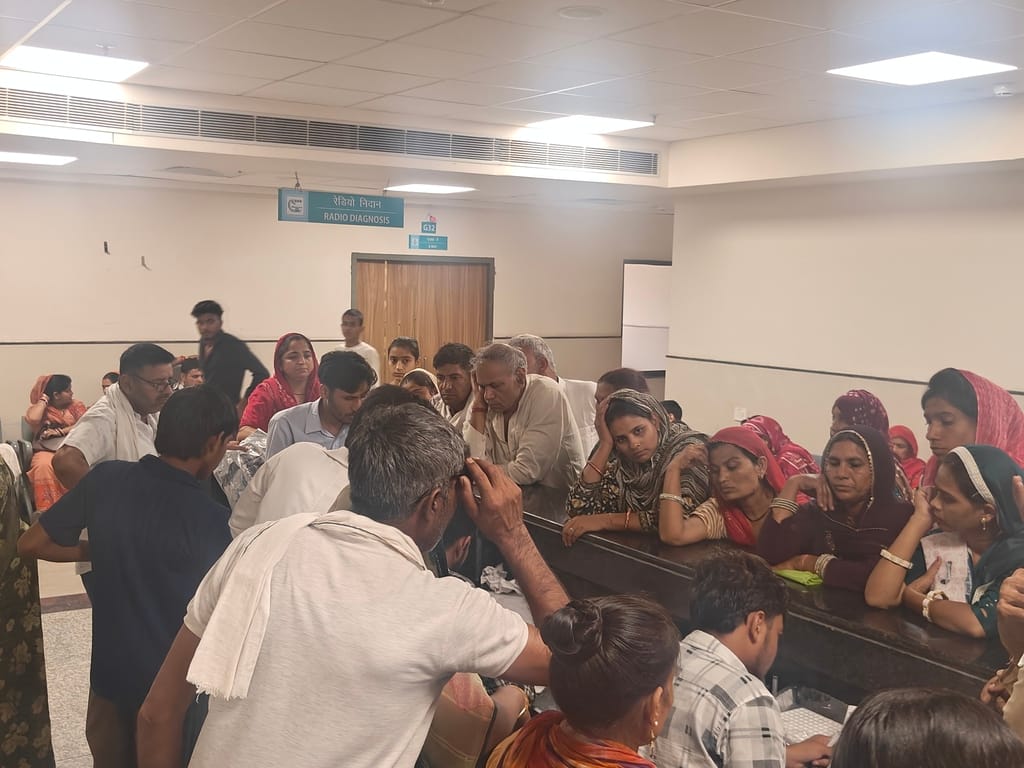 मेडिकल कॉलेज के ओपीडी विभाग में खून जांच के लिए पंजीकरण करवाते मरीज।
