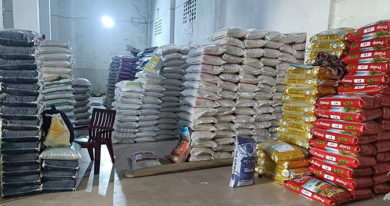 Duplicate packaging of a reputed brand... 1,300 sacks filled with gram flour (besan) and lentils seized.