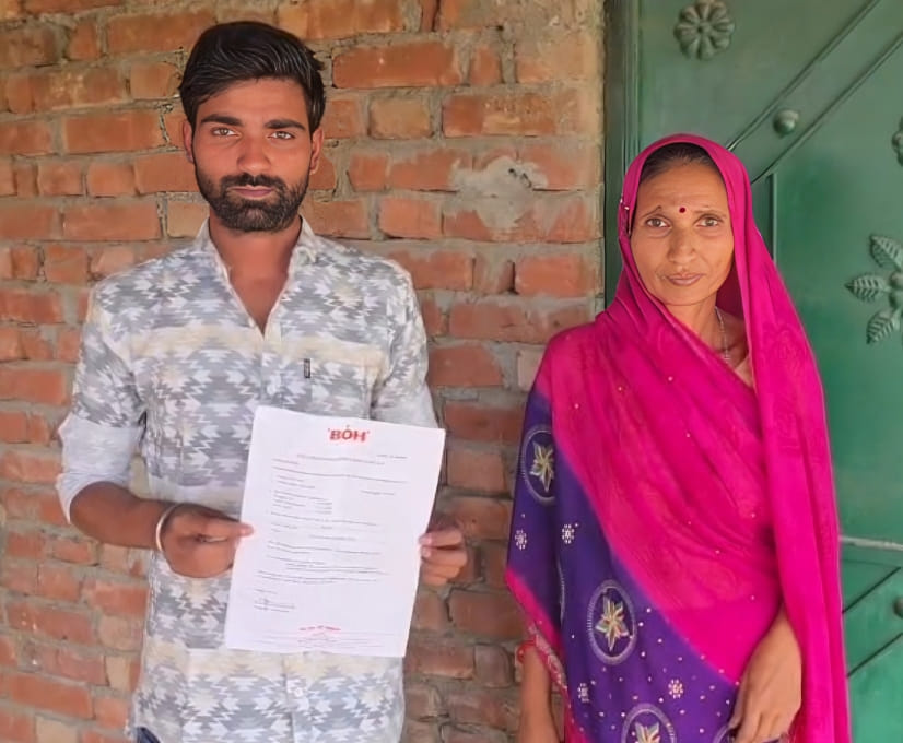मलेशिया से लौटने के बाद जहांगीरगंज के रामपुर स्थित घर पर अपनी मां के साथ सत्यम उपाध्याय। स्रो