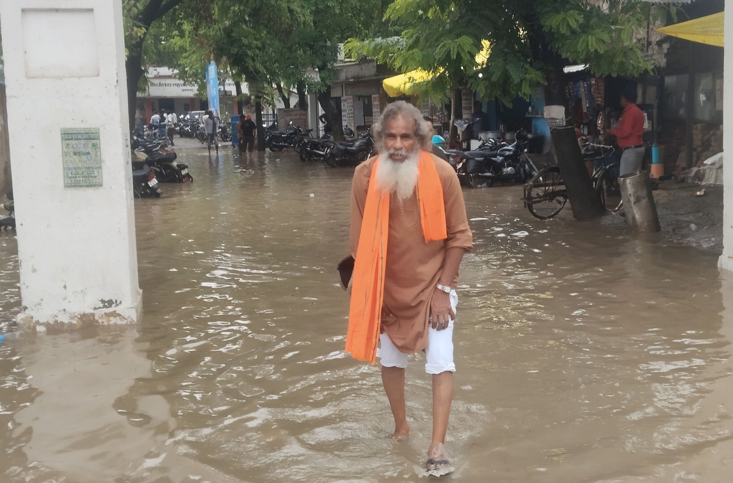 मुसाफिरखाना तहसील परिसर में बुधवार  को बारिश से हुआ जलभराव। -संवाद