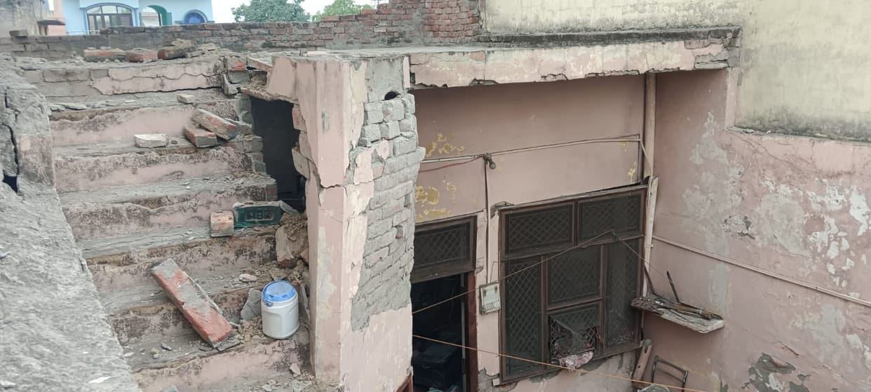 House roof blown off by LPG cylinder explosion while making tea; major tragedy averted.