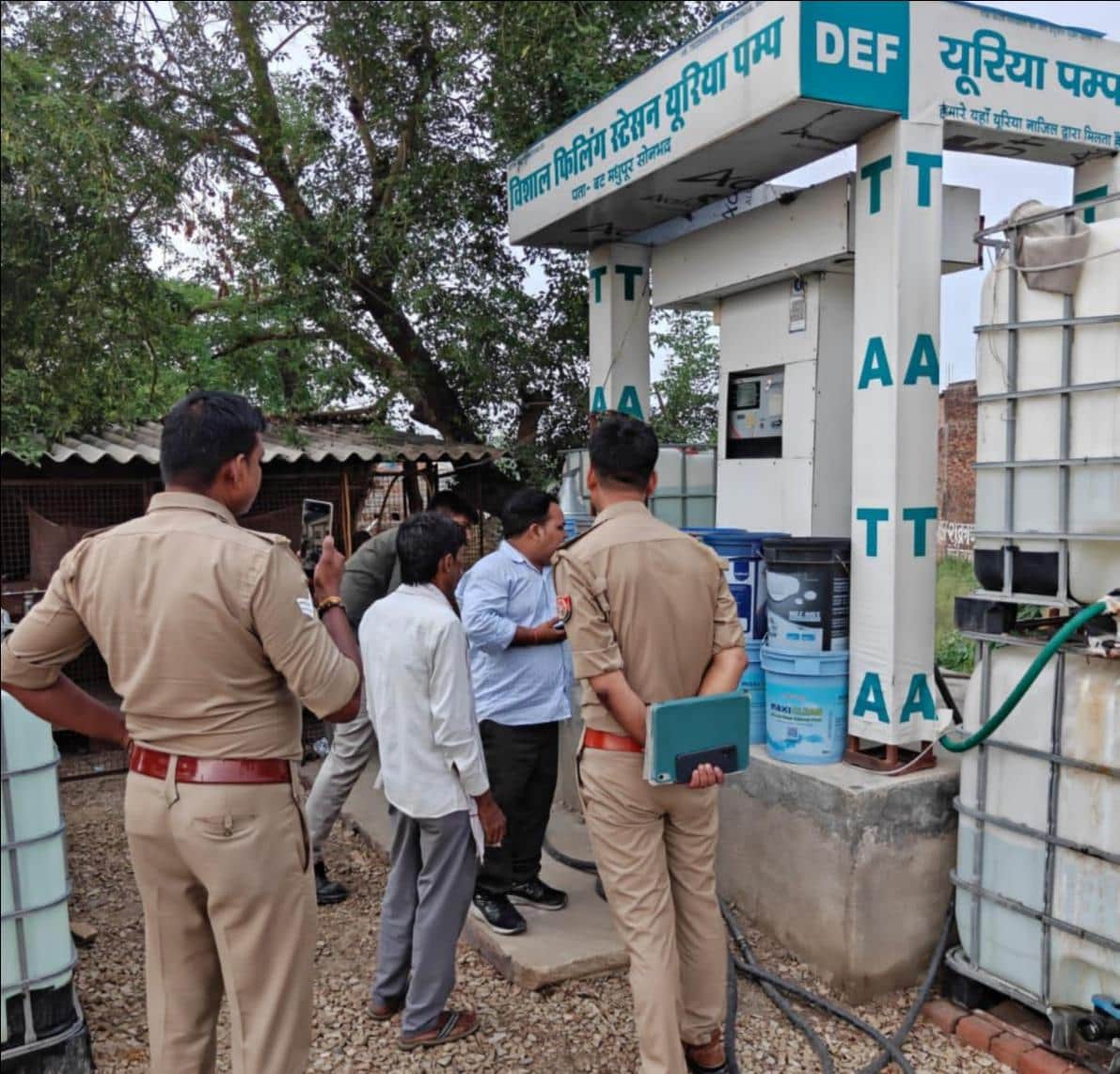 मधुपुर के पास डीईएफ यूरिया पंप की जांच करती टीम।