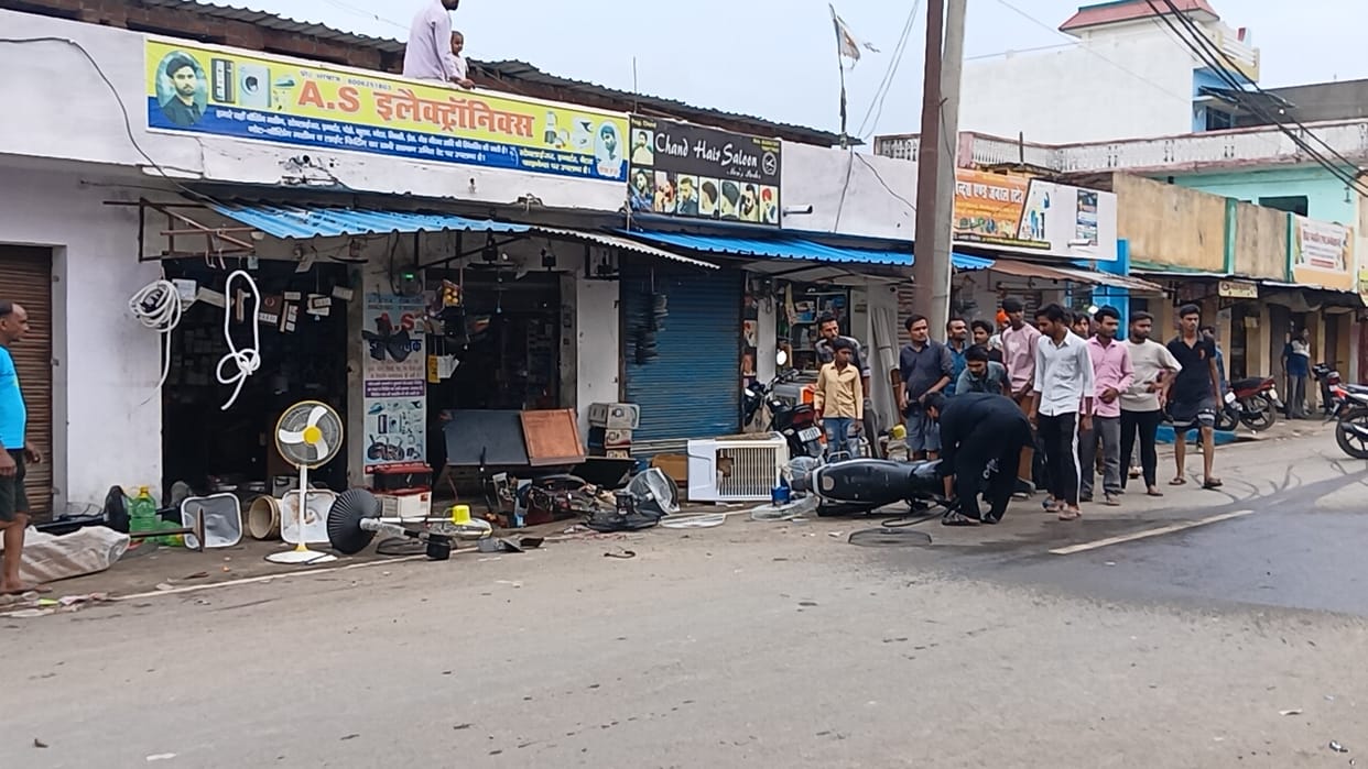 Two bulls entered the shop while fighting and wreaked havoc on the merchandise.