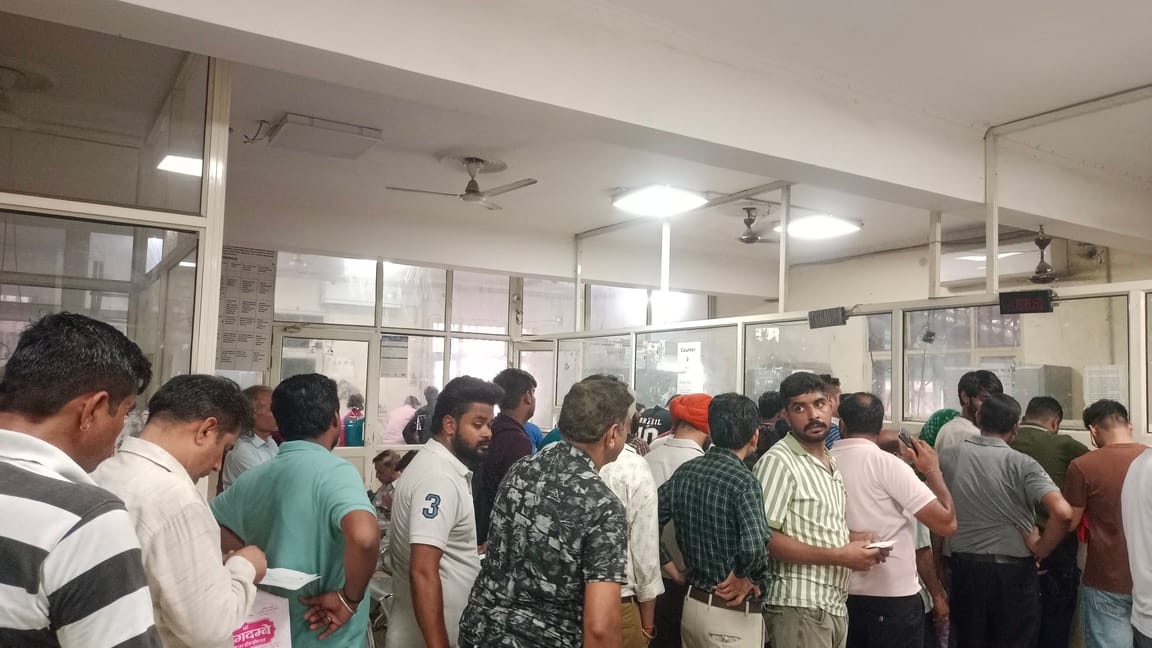 नगर निगम कार्यालय में टैक्स जमा कराने के लिए लाइन में लगे लोग। संवाद