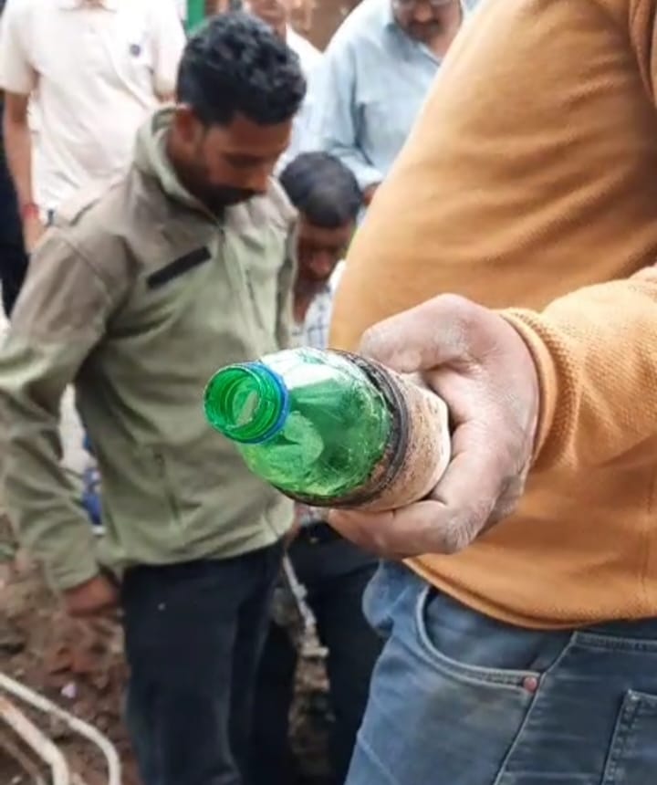 Bottle found in pipeline; municipal workers extracted it with great effort.