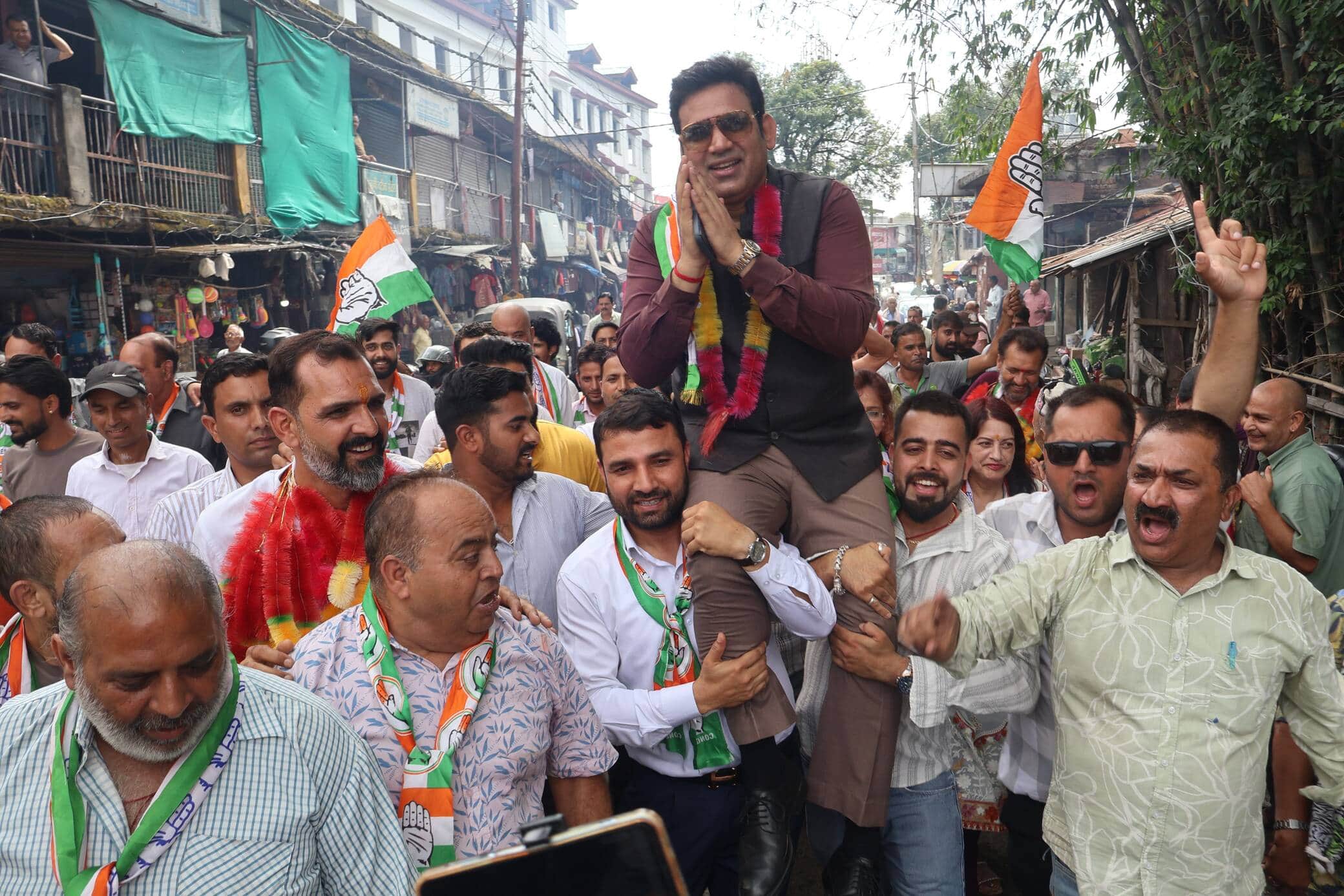 नगरोटा बगवां नगर परिषद पर काबिज होने के बाद बाजार में आरएस बाली को कंधों पर उठाकर विजयी जलूस नि