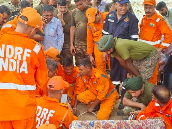 निरवैर की स्थिति का कैमरे में आकलन करते सेना व एनडीआरएफ के जवान।। संवाद