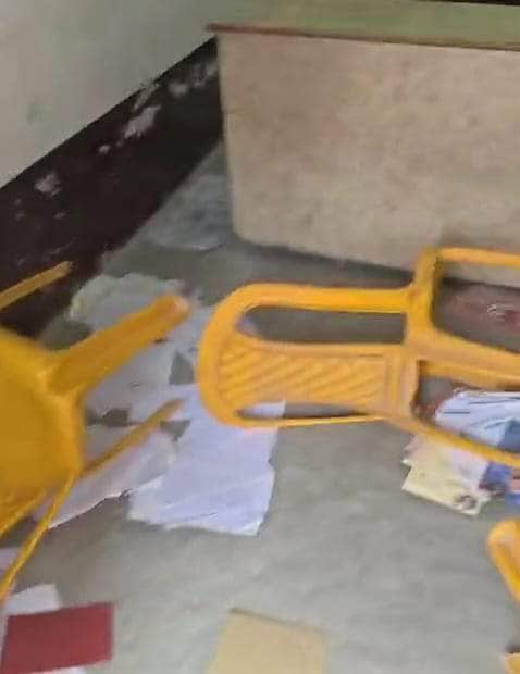 पीडीडीयू नगर के वार्ड संख्या सात में सभासद कार्यालय में क्षतिग्रस्त पड़ी कुर्सियां। स्रोत:-जागर