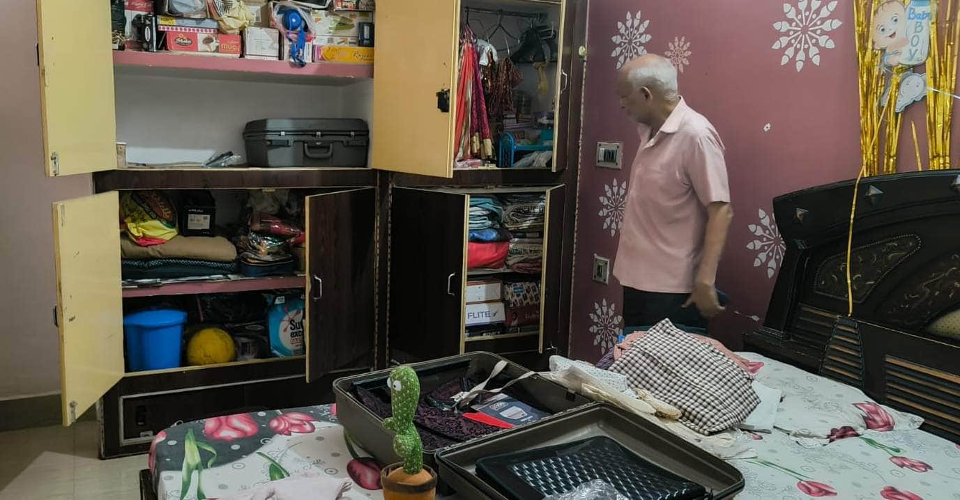 पीडीडीयू नगर में चोरी के बाद बिखरा पड़ा सामान। संवाद