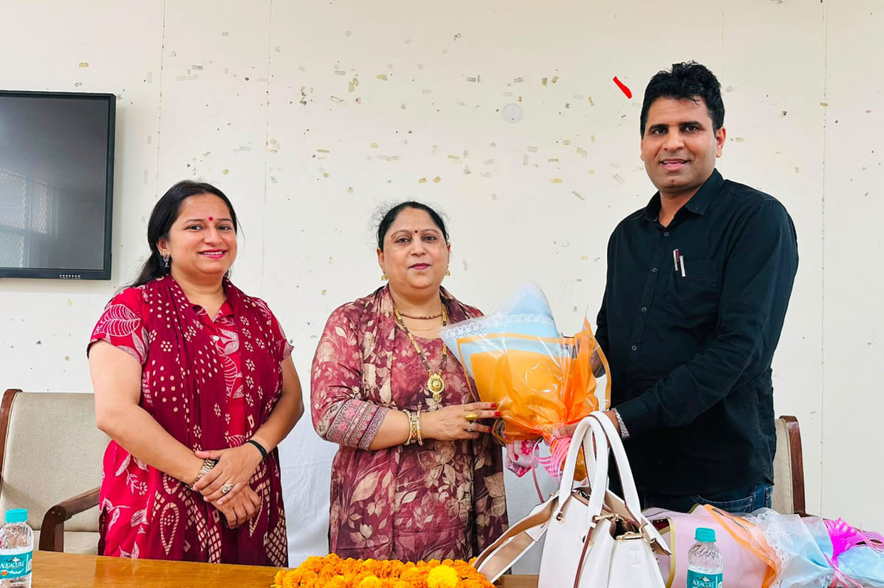Block Samiti Chairperson Archana took the oath.