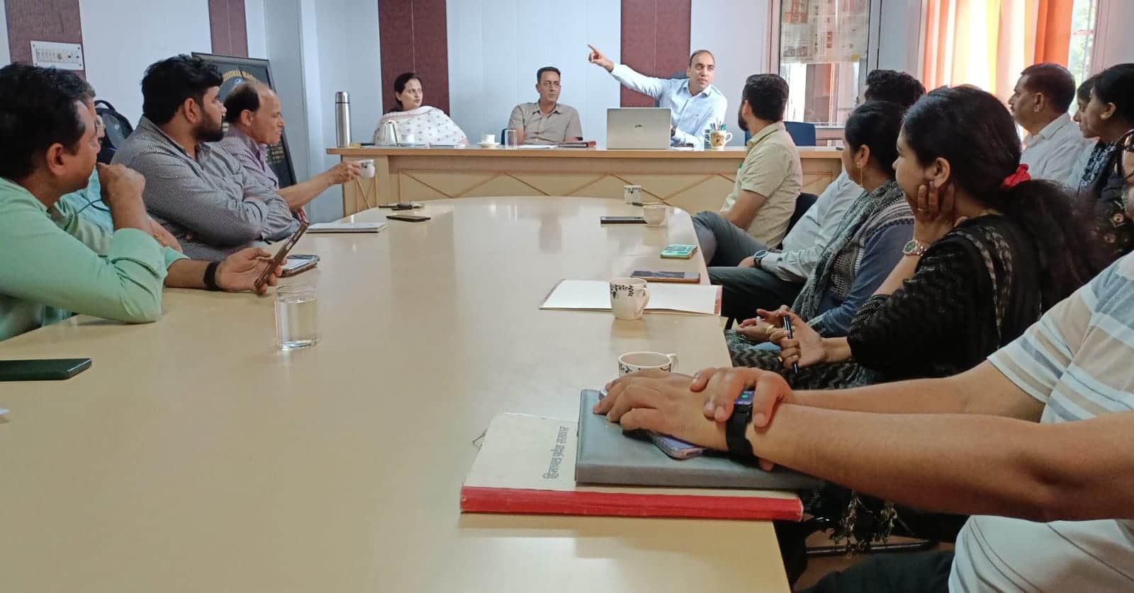 पालमपुर में बैठक के दौरान योजना की जानकारी देते एसडीएम डॉ. ओपी यादव। -स्रोत : जागरूक पाठक