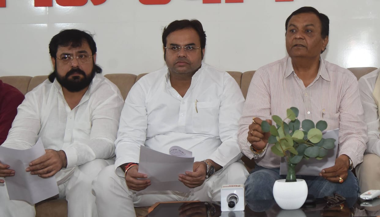 Traders' association opposes action against merchants; raises a strong voice against the notices.