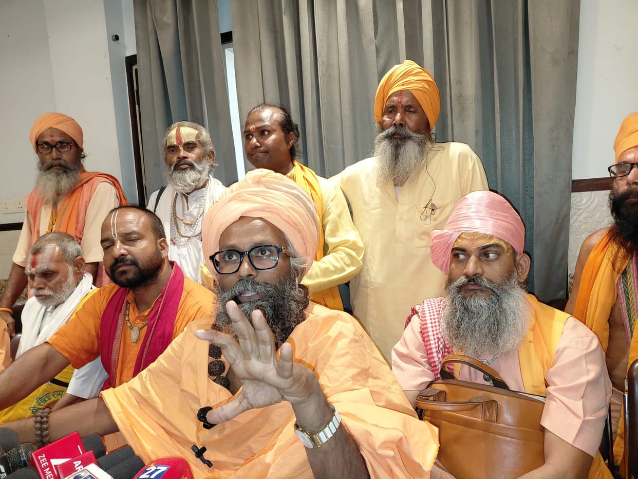 Mahant Hanuman Nath takes a dig at Swami Avimukteshwaranand's journey.