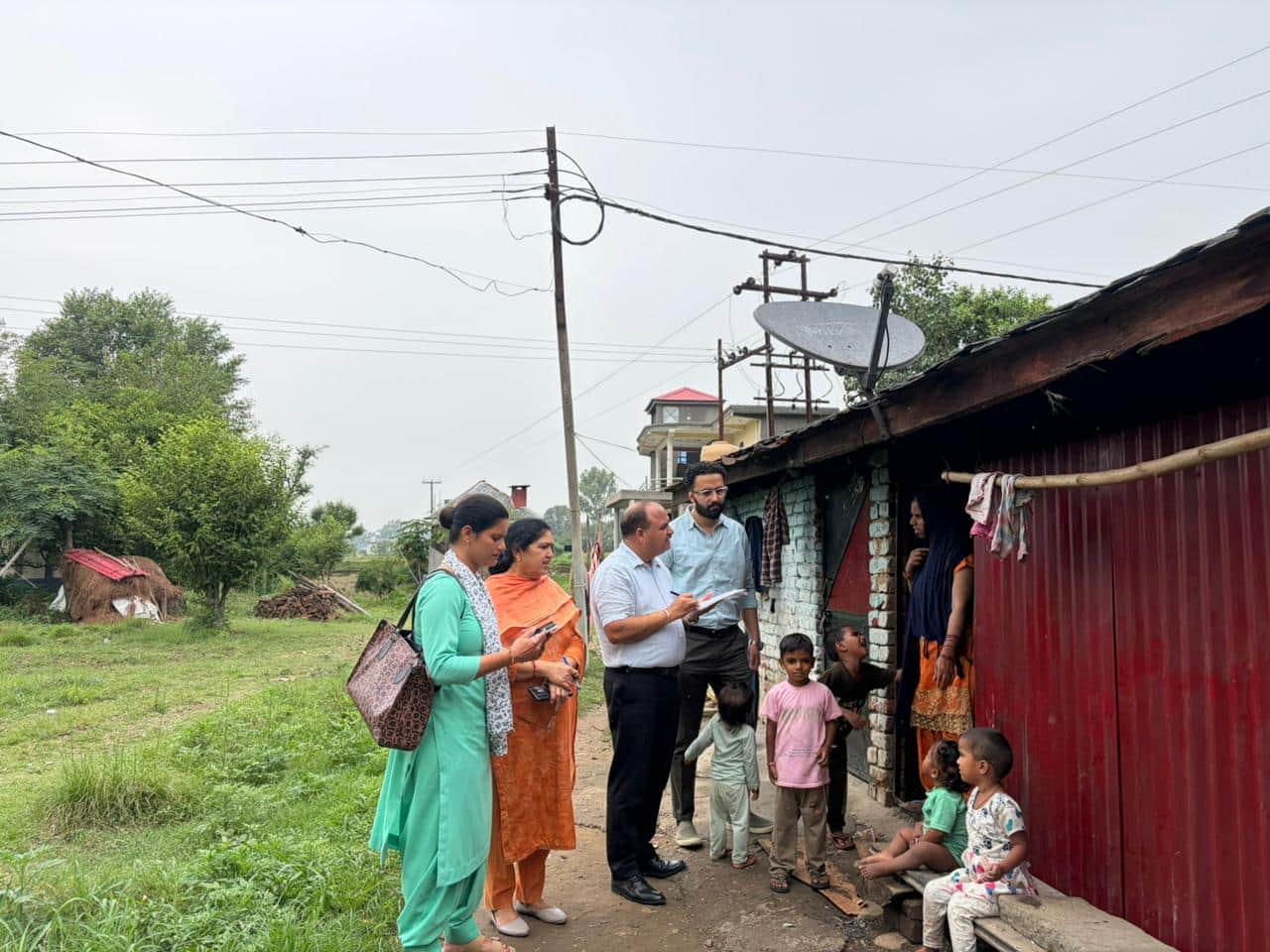 प्रवासी श्रमिकों के बच्चों और अन्य बच्चों के साथ सीएमओ डॉ. अजय अत्री और स्वास्थ्य कर्मी। स्रोत 