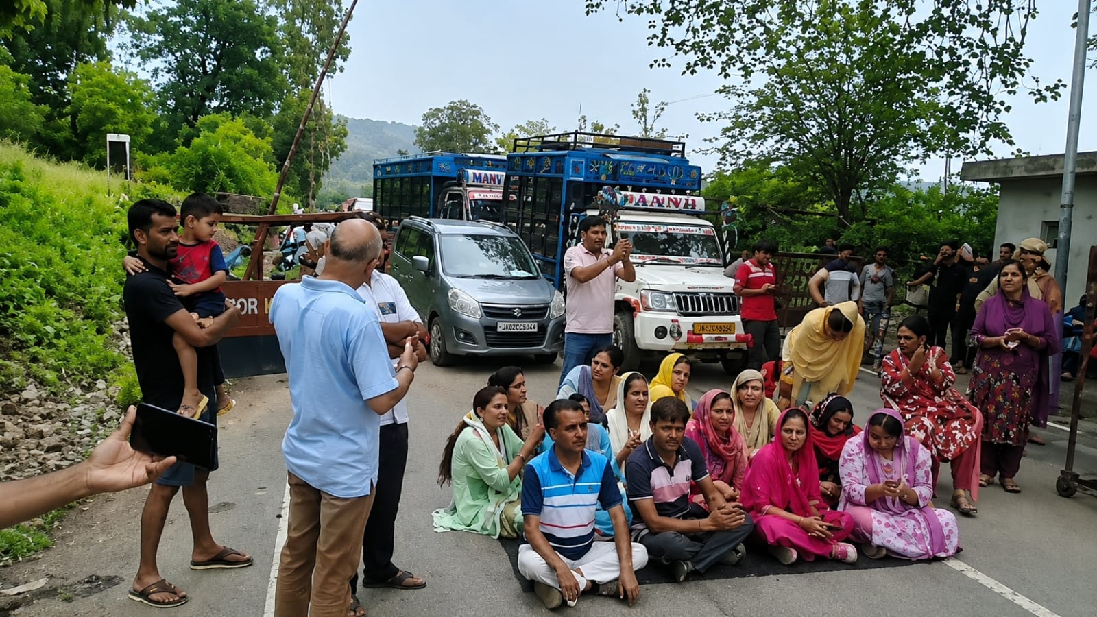 पेयजल समस्या के चलते डिंगा अंब में सड़क जाम कर प्रदर्शन करती महिलाएं। स्रोत जागरूक पाठक