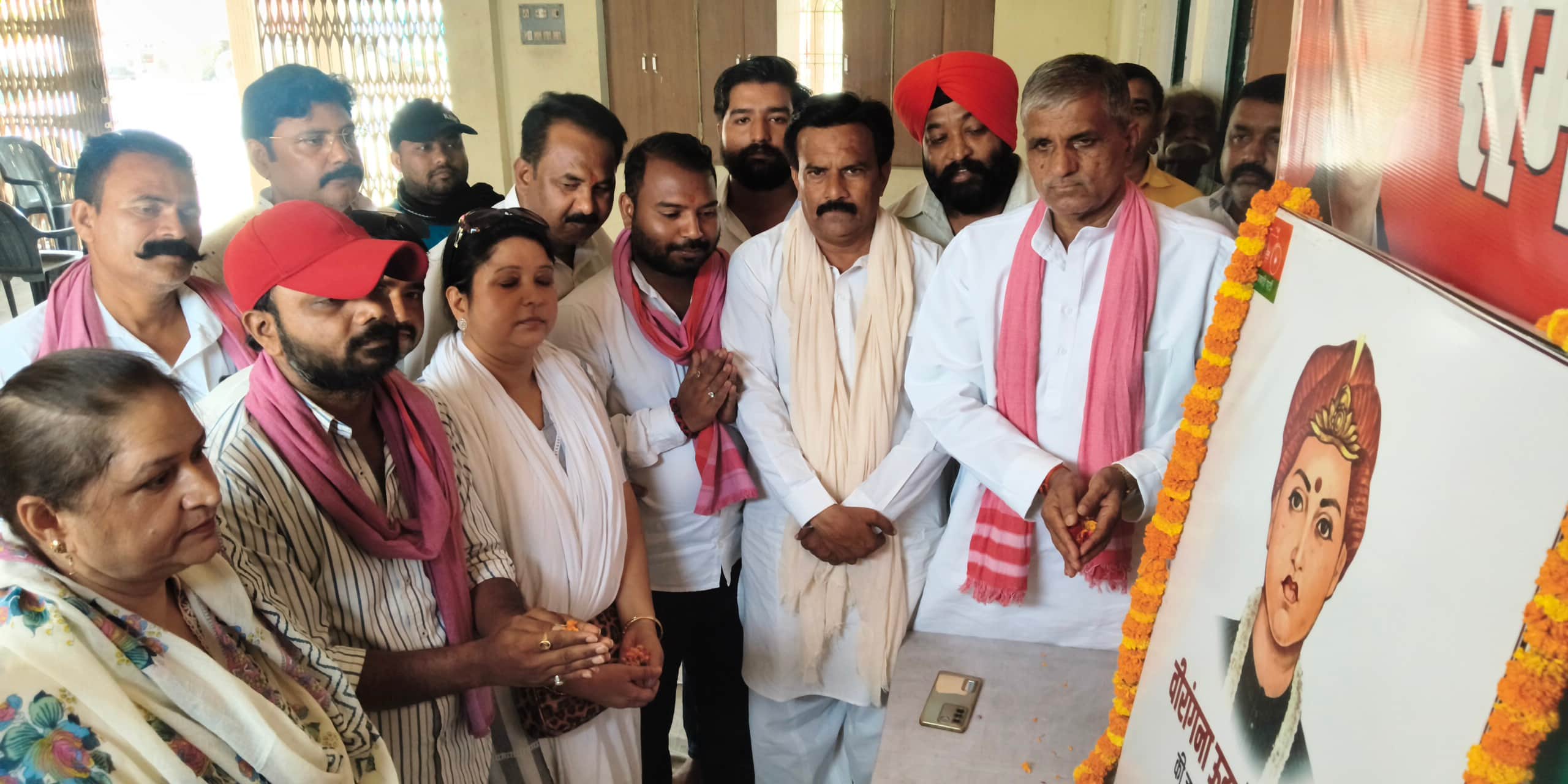 रॉबर्ट्सगंज सपा जिला कार्यालय में वीरांगना ऊदा देवी की जयंती पर पुष्प अर्पित करते सपा जिलाध्यक्