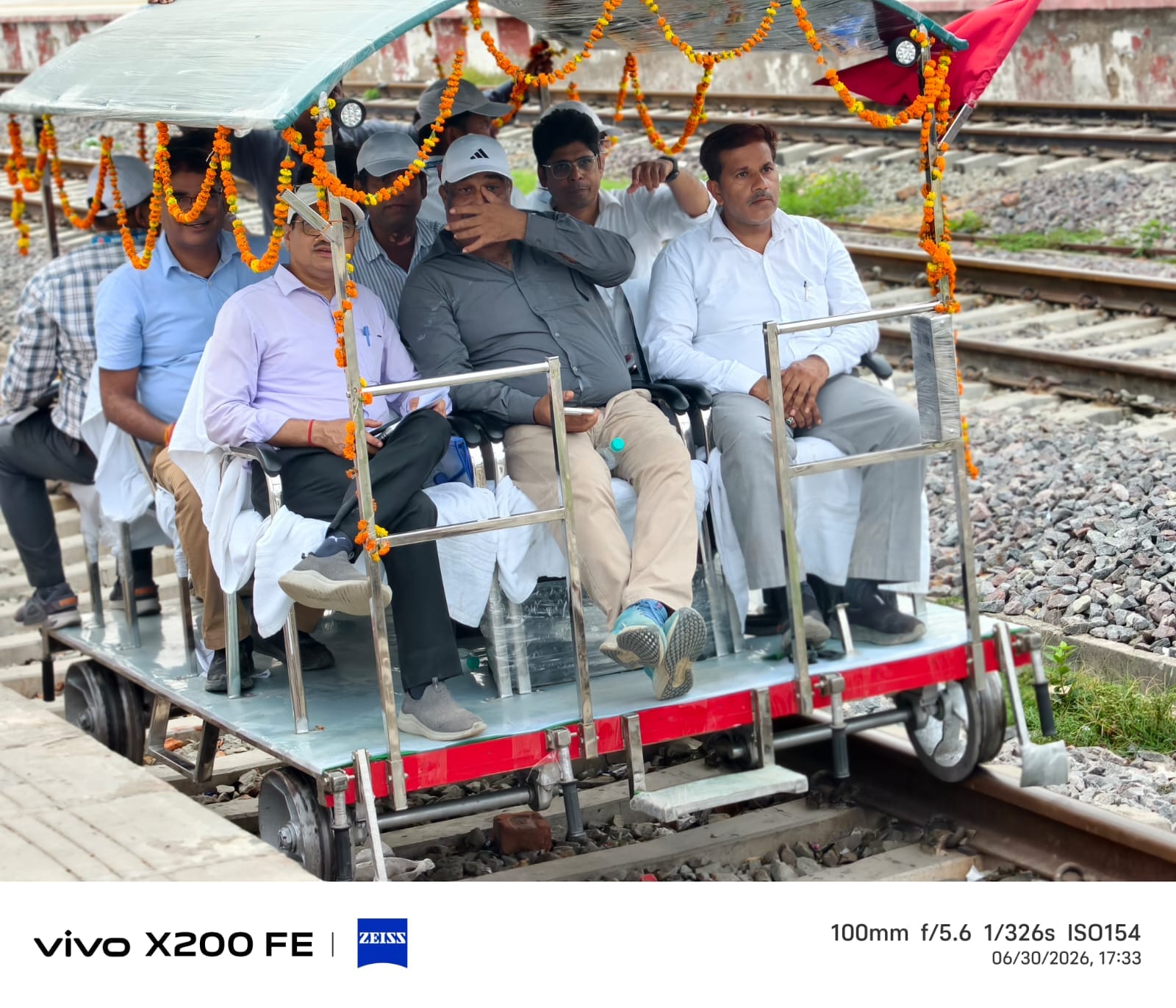 रेल पटरी पर मोटर ट्राली से सीआरएस करते सेफ्टी कमिश्नर रेलवे। स्रोत-सोशल मीडिया