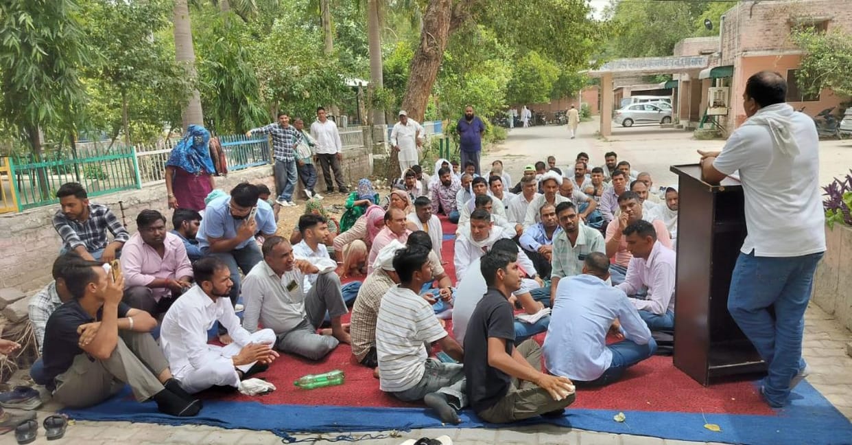 JE apologizes after protest over rude behavior towards female employee in Irrigation Department.