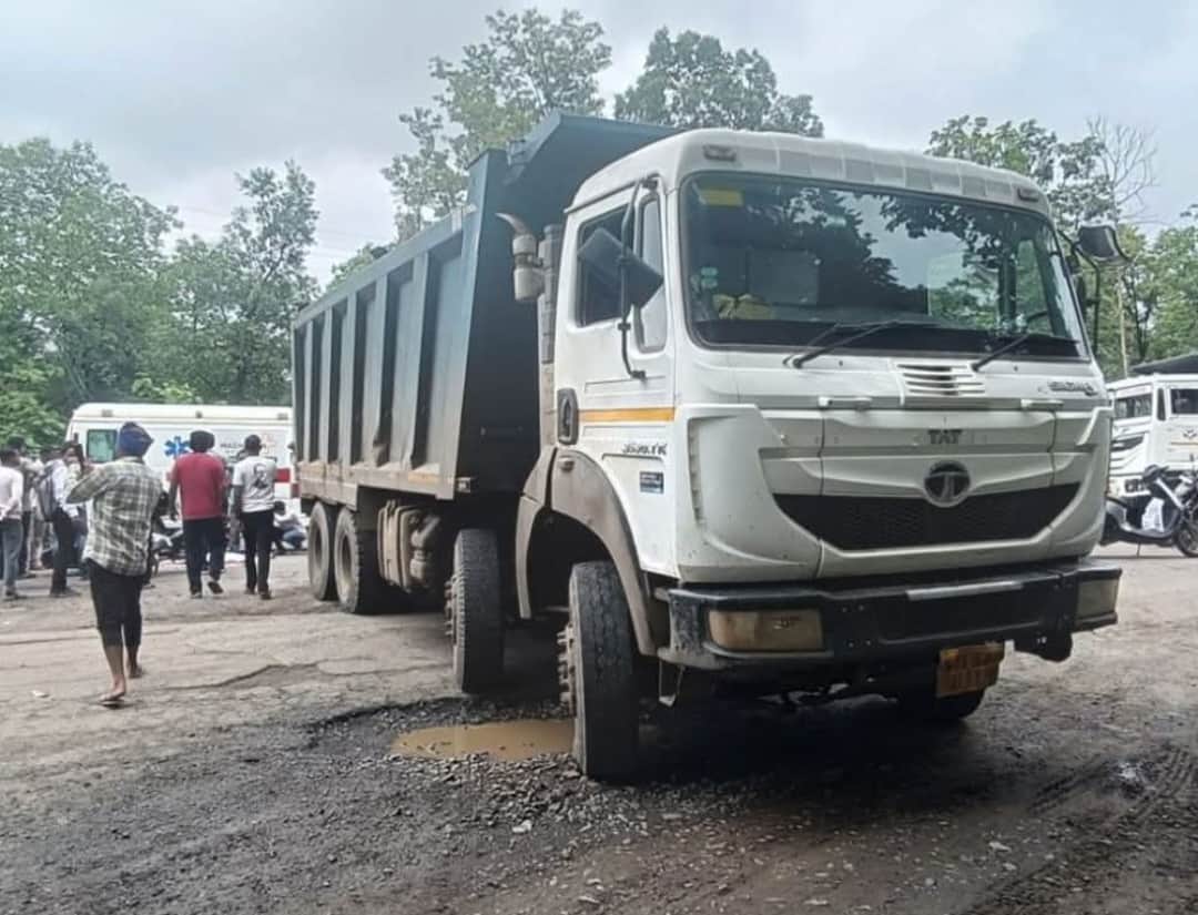डंपर ने तीन लोगों को टक्कर मार दी।