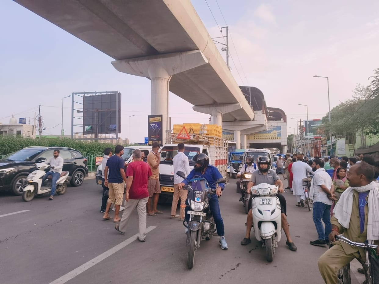 Road blocked due to dispute; former President's convoy obstructed
