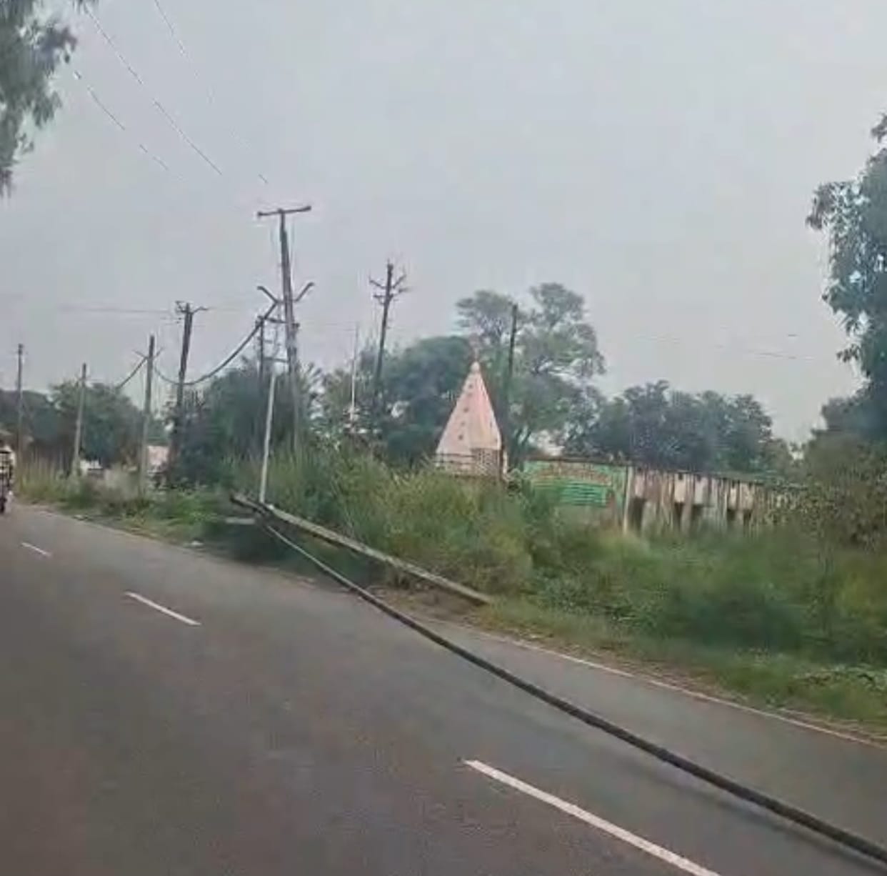 Falling tree damages high tension line, Begumabad power outage
