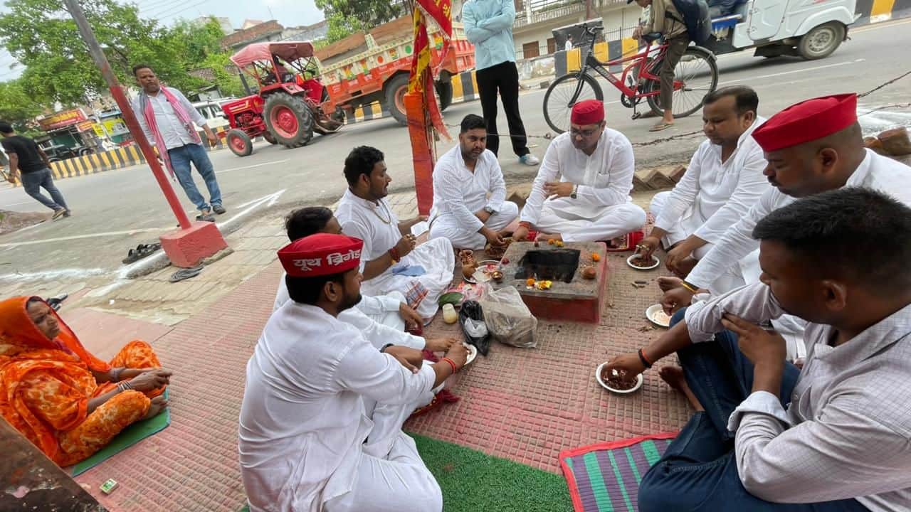 शहर के एक हनुमान मंदिर में हवन-पूजन करते सपाई। संवाद
