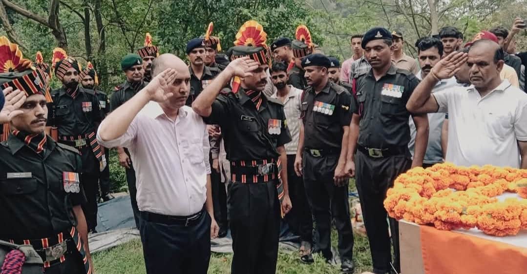 शहीद विशंभर सिंह को अंतिम सलामी देते हुए सेना के जवान व अन्य। संवाद
